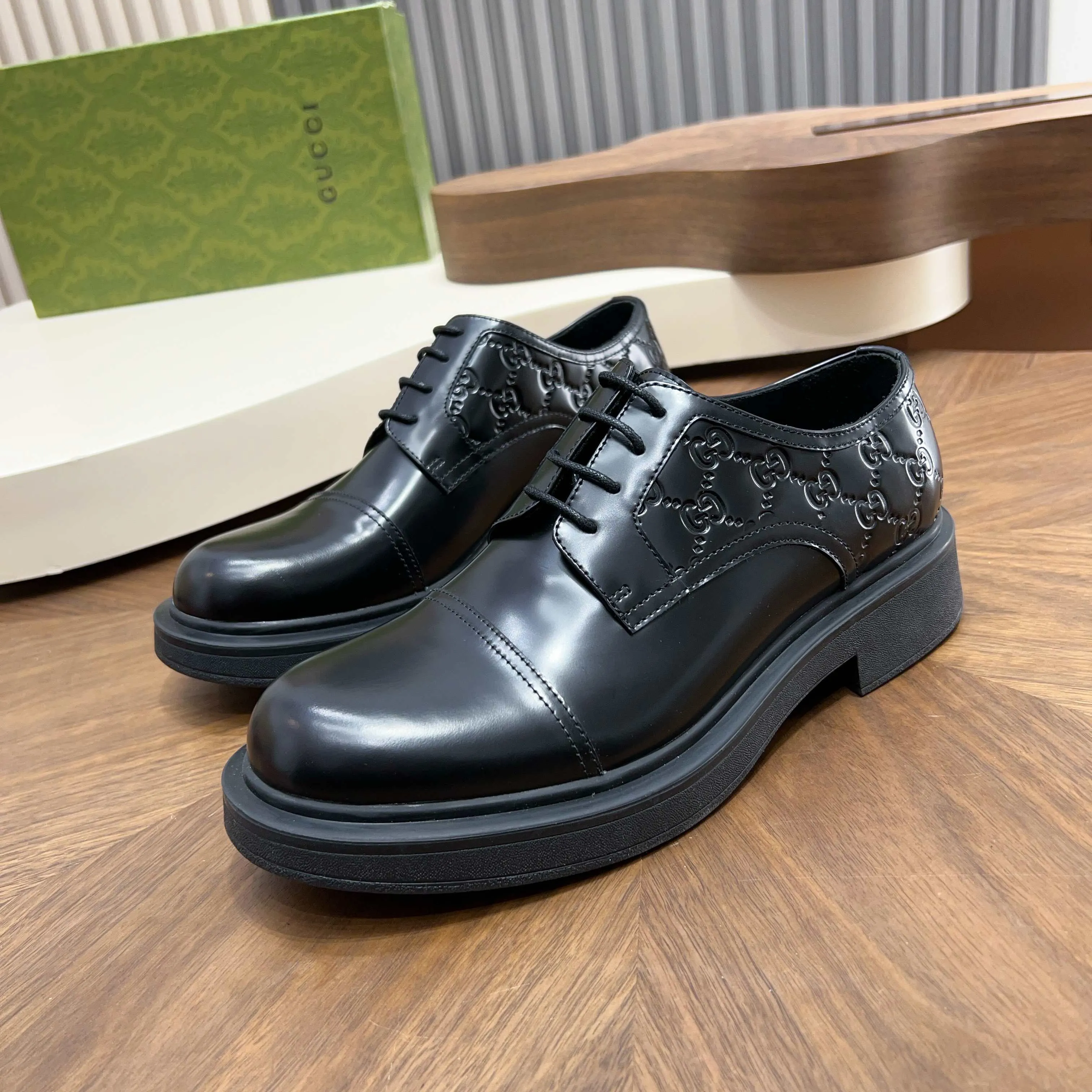 💰780 Gucci/Gucci new men’s lace-up shoes with GG details, matte cow leather derby shoes! The design of this men's lace-up shoe is rooted in the brand's heritage. Crafted from premium waxed cow leather, it is embellished with GG printed embossed suede leather details, a nod to Gucci's iconic monogram. The rubber sole decorated with GG pattern adds a touch of modern fashion to this design. Typical three-joint style design. European and American classic version, full calfskin lining. The overall upper texture is soft and the lining is comfortable and breathable. 2CM thickened soft rubber sole, easy to control. Versatile and stylish upper foot, multiple colors available to meet different matching needs, complete package! Size: 39-40-41-42-43-44 leather shoe size (38.45.46 can be customized)
